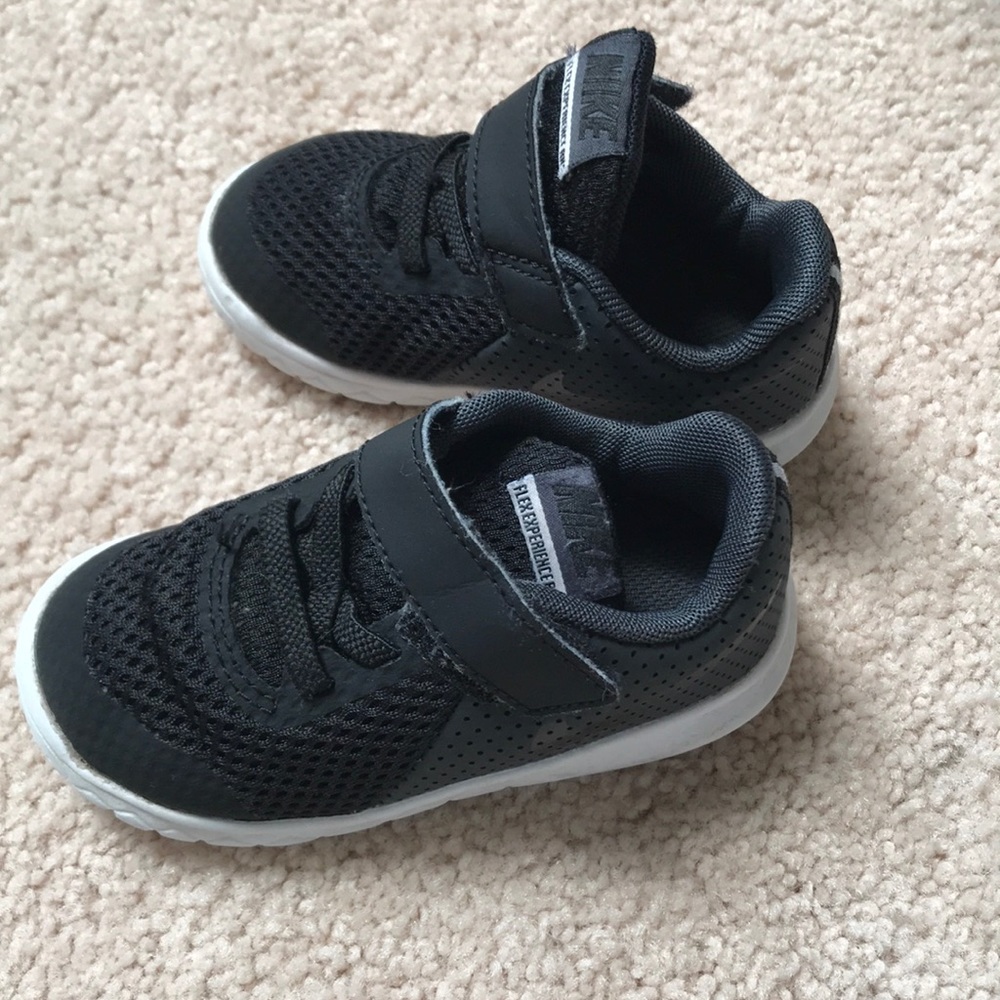 Toddler boy size 6 black Nike’s used